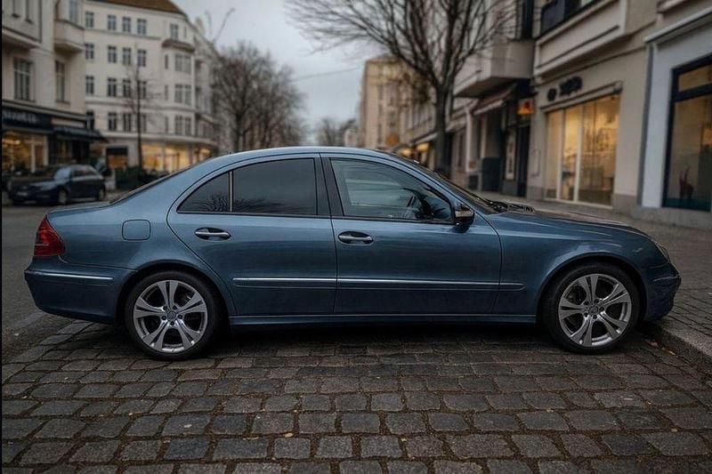 Blau Gebraucht 2003 Mercedes E200 Classic Limousine | 3.999 € (Guter Preis) - Bild 1/4