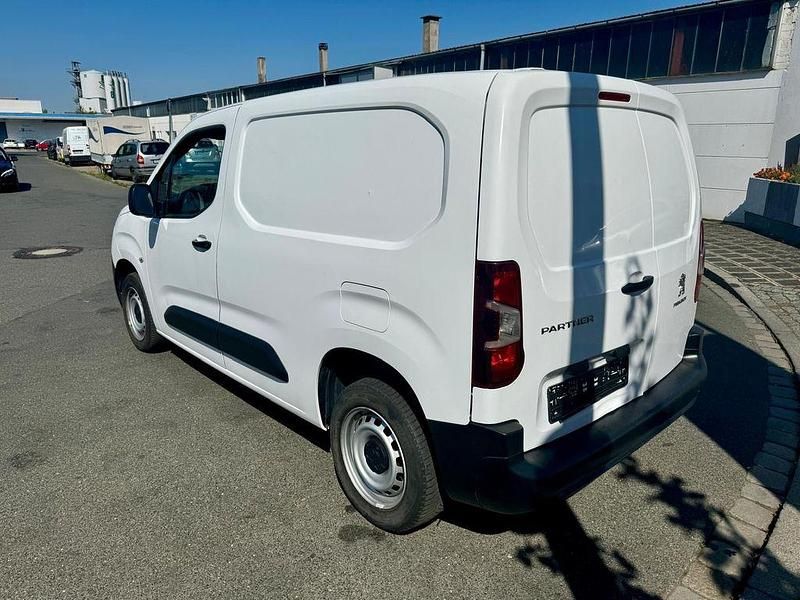 Gebraucht Peugeot Partner 110 PS (80 kW) 2020 Weiß Van / Kleinbus