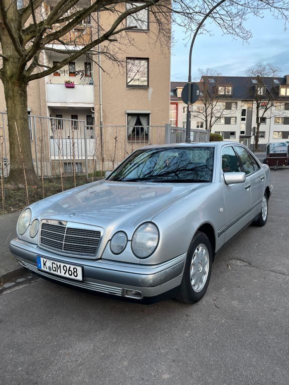 Silber Gebraucht 1996 Mercedes E200 Elegance Limousine | 2.899 € (Etwas zu teuer) - Bild 1/4