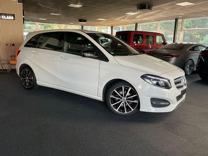 Weiß Gebraucht 2015 Mercedes B180 Van / Kleinbus | 13.990 € (Fairer Preis) - Bild 1/4