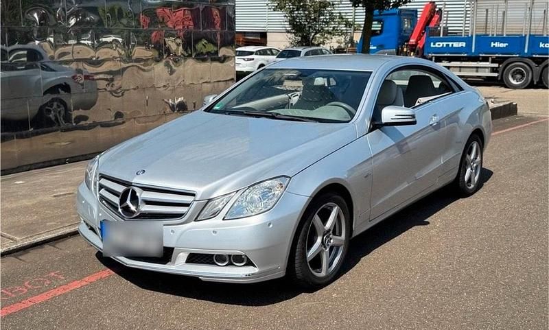 Gebraucht Mercedes E200 184 PS (135 kW) 2010 Silber Coupé