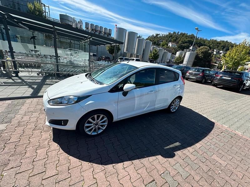 Weiß Gebraucht 2015 Ford Fiesta Kleinwagen | 4.950 € (Fairer Preis) - Bild 1/4
