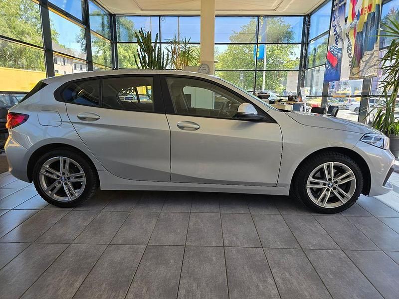 Glaciersilber Gebraucht 2021 BMW 118 Sport Line Kleinwagen | 20.490 € (Guter Preis) - Bild 1/4