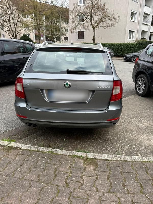Gebraucht Skoda Superb 125 PS (91 kW) 2011 Silber Kombi