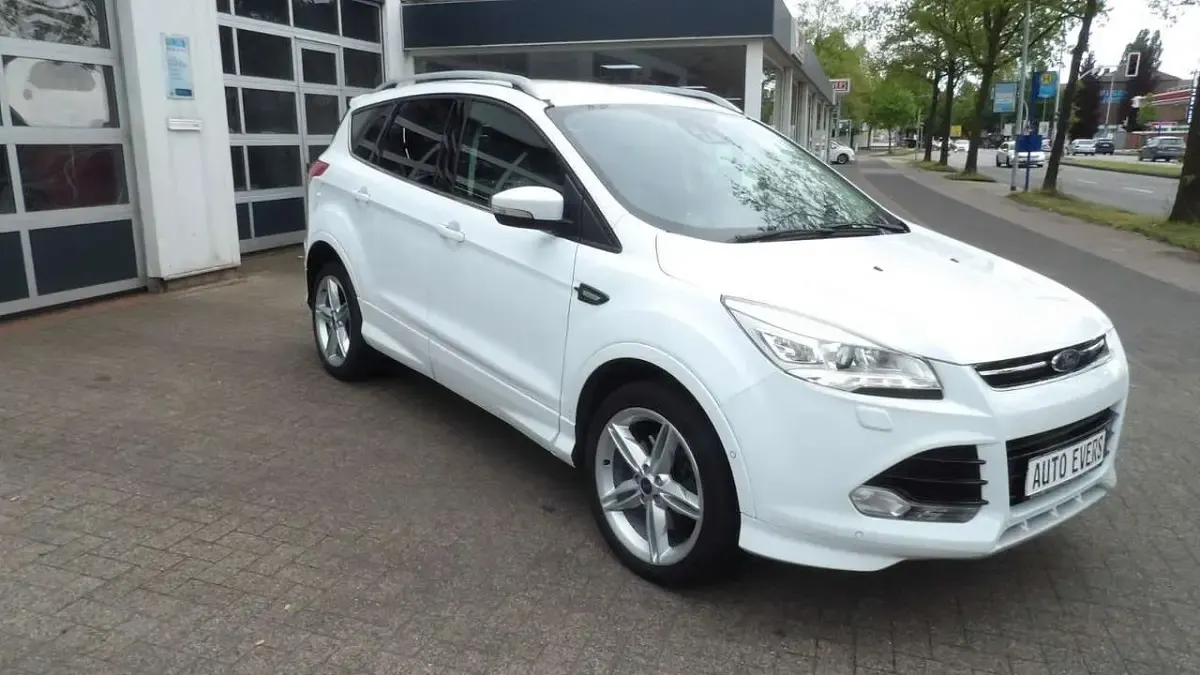 Gebraucht Ford Kuga Individual 179 PS (131 kW) 2016 Weiß SUV