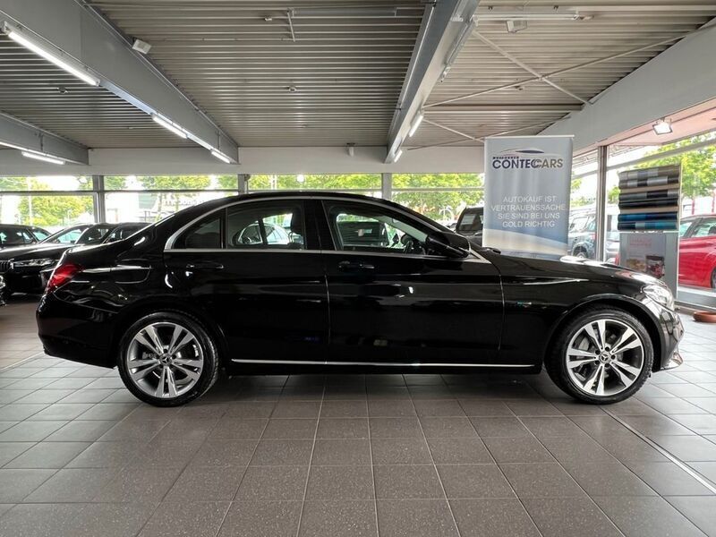 Ung. schwarz unilack Gebraucht 2019 Mercedes C300e Avantgarde Limousine | 28.999 € (Fairer Preis) - Bild 1/4