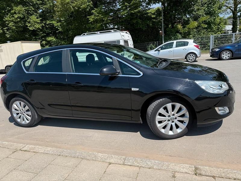 Gebraucht Opel Astra 100 PS (73 kW) 2010 Schwarz Kleinwagen