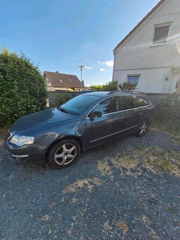 Grau Gebraucht 2010 VW Passat Limousine | 1.300 € (Superpreis) - Bild 1/4