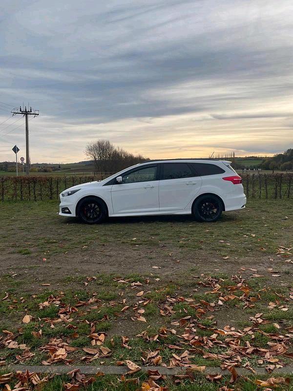 Gebraucht Ford Focus ST 250 PS (183 kW) 2018 Weiß Kombi