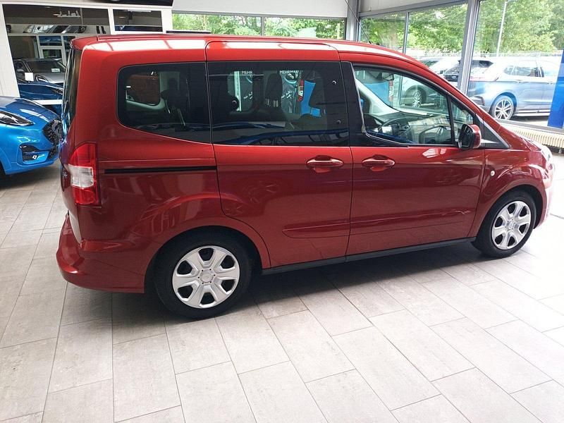 Gebraucht Ford Tourneo Trend 100 PS (73 kW) 2018 Rot Kombi