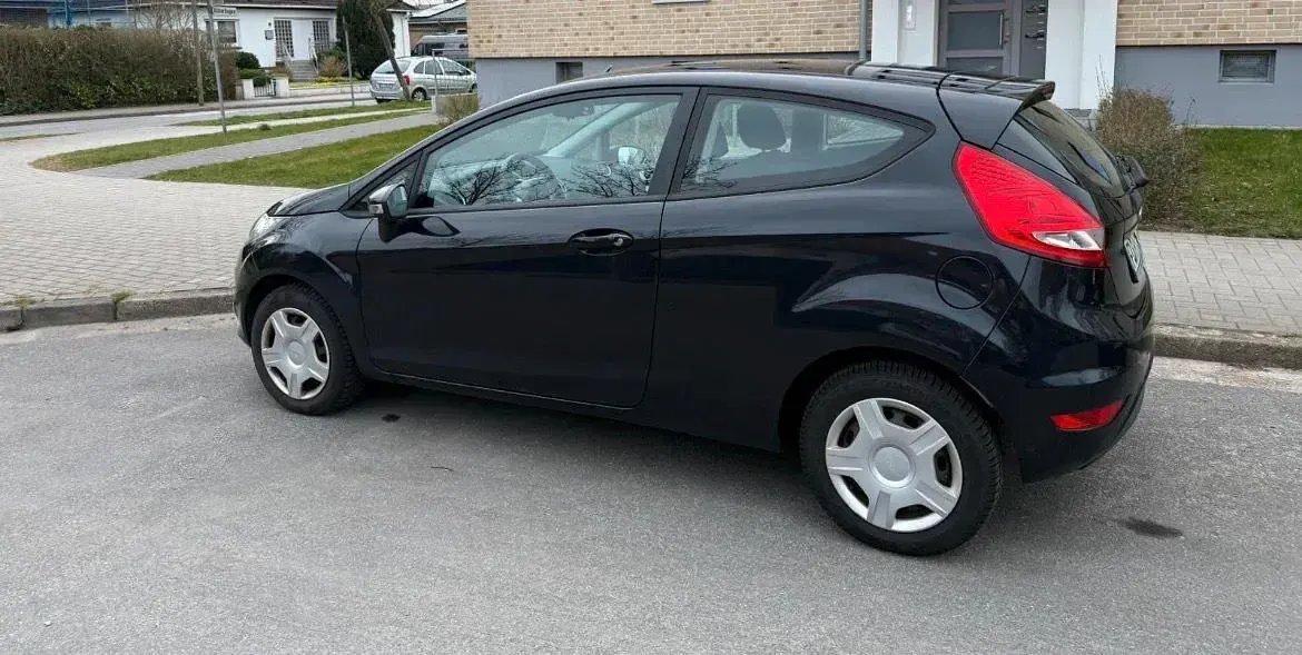 Gebraucht Ford Fiesta Trend 60 PS (44 kW) 2011 Schwarz Kleinwagen