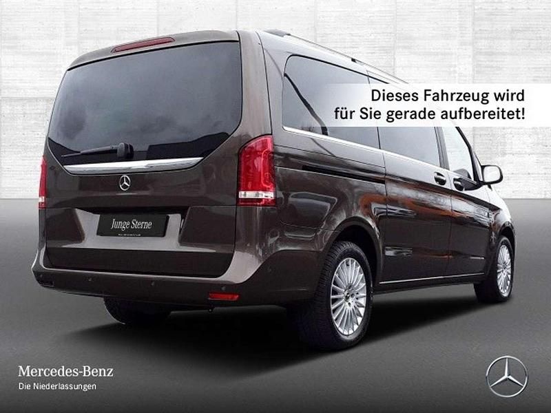 Braun Gebraucht 2018 Mercedes V220 Avantgarde Edition Van / Kleinbus | 37.500 € (Guter Preis) - Bild 1/4