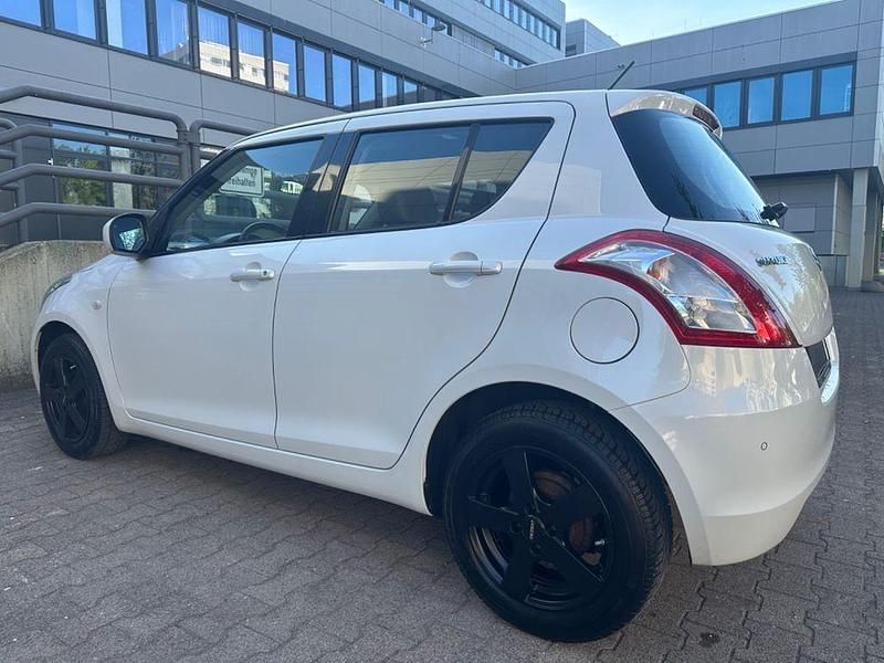 Gebraucht Suzuki Swift Club 94 PS (69 kW) 2015 Weiß Kleinwagen