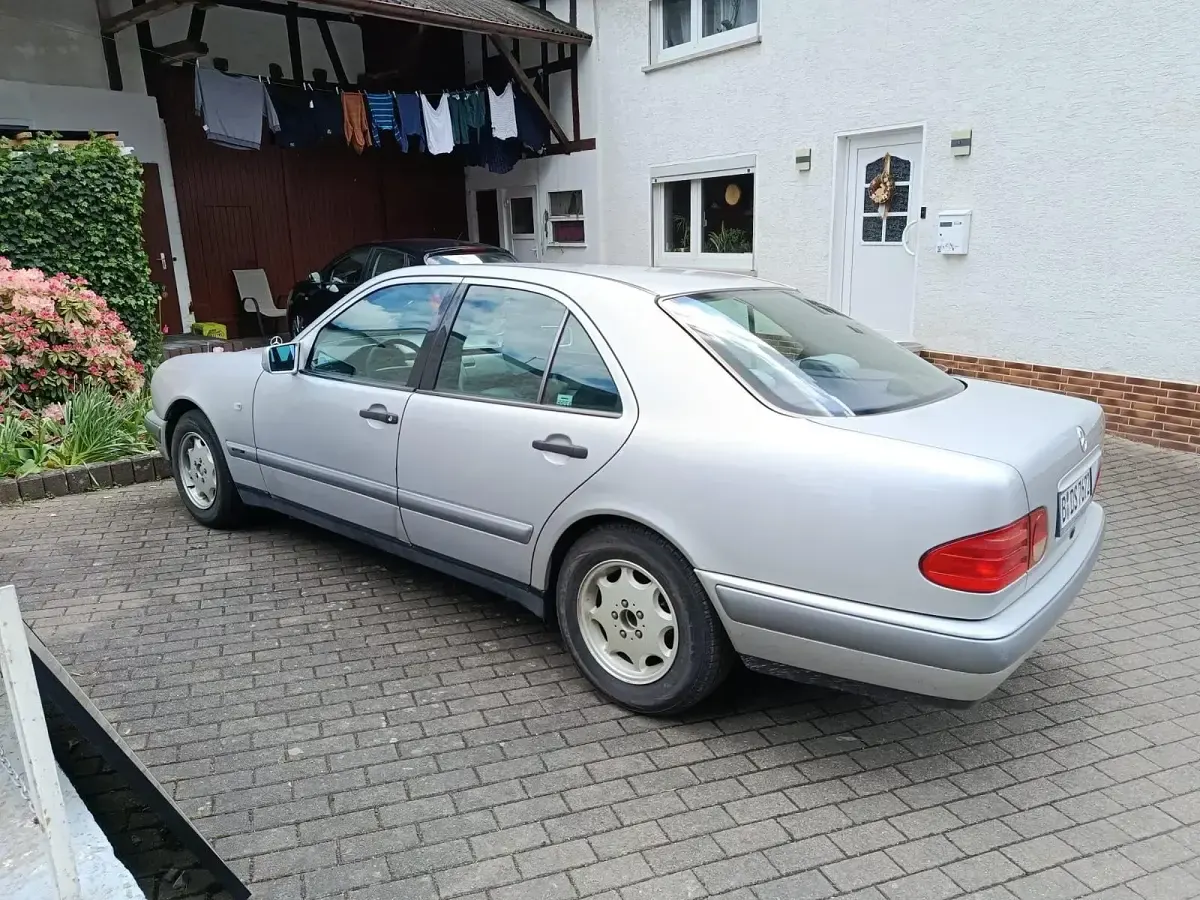 Occasion Mercedes E200 136 ch (100 kW) 1997 Argent Berline