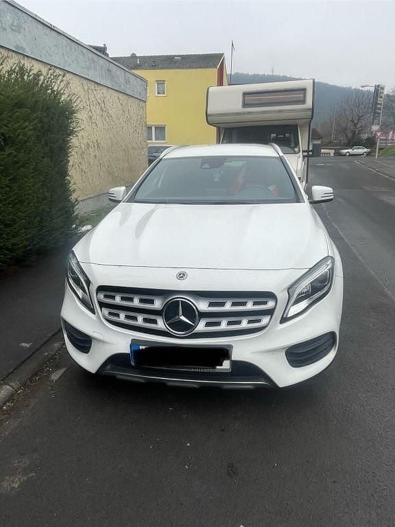 Weiß Gebraucht 2018 Mercedes GLA250 SUV | 21.500 € (Fairer Preis) - Bild 1/4