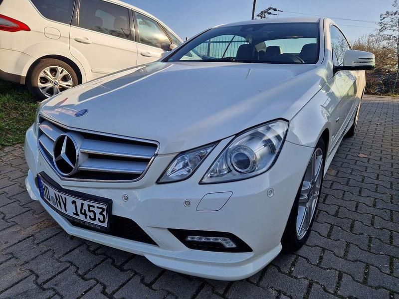 Gebraucht Mercedes E200 184 PS (135 kW) 2010 Calcitweiss  unilack Coupé