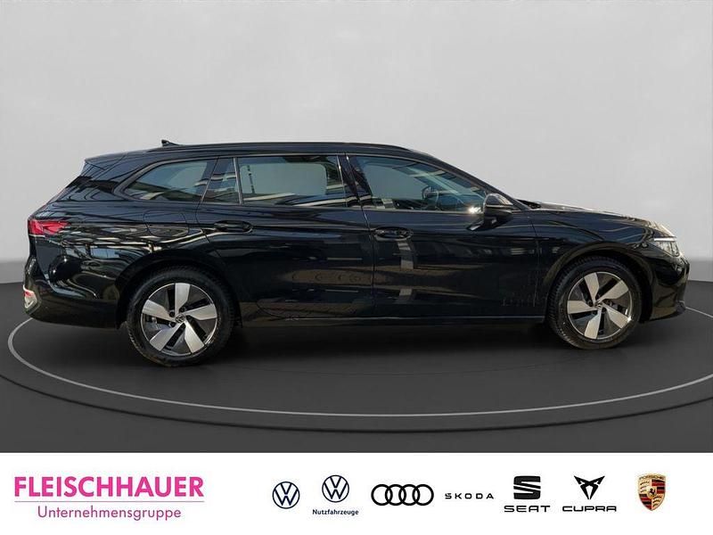 Gebraucht VW Passat Basis 150 PS (110 kW) 2025 Schwarz Kombi
