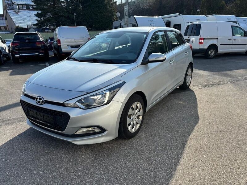 Silber Gebraucht 2018 Hyundai i20 Classic Limousine | 8.990 € (Fairer Preis) - Bild 1/4