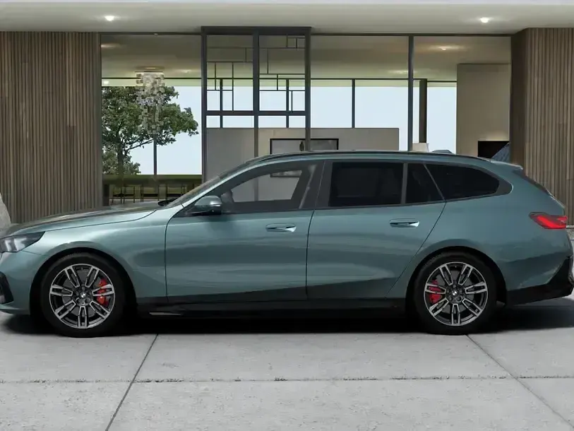 Gebraucht BMW 520 M Sport 197 PS (144 kW) 2025 Cape york grün (grün) Kombi