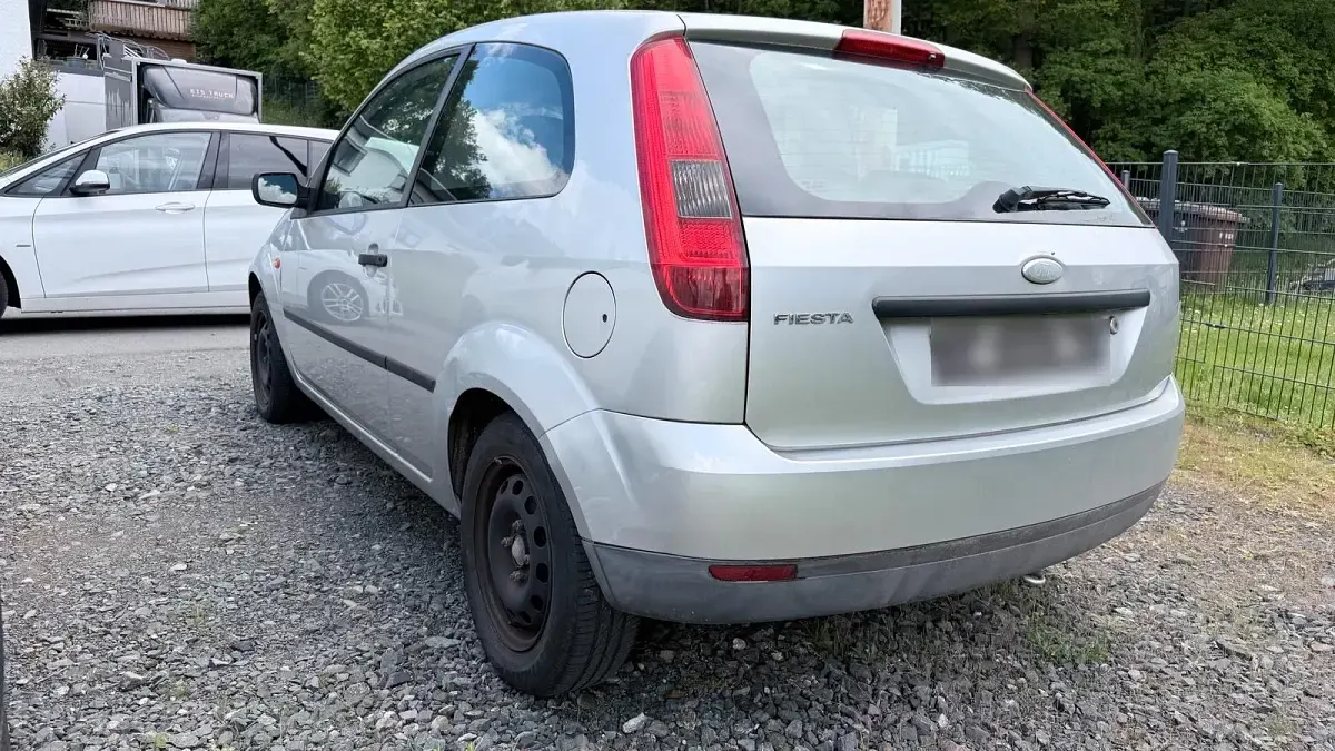 Używany Ford Fiesta 60 KM (44 kW) 2003 Srebrny Hatchback