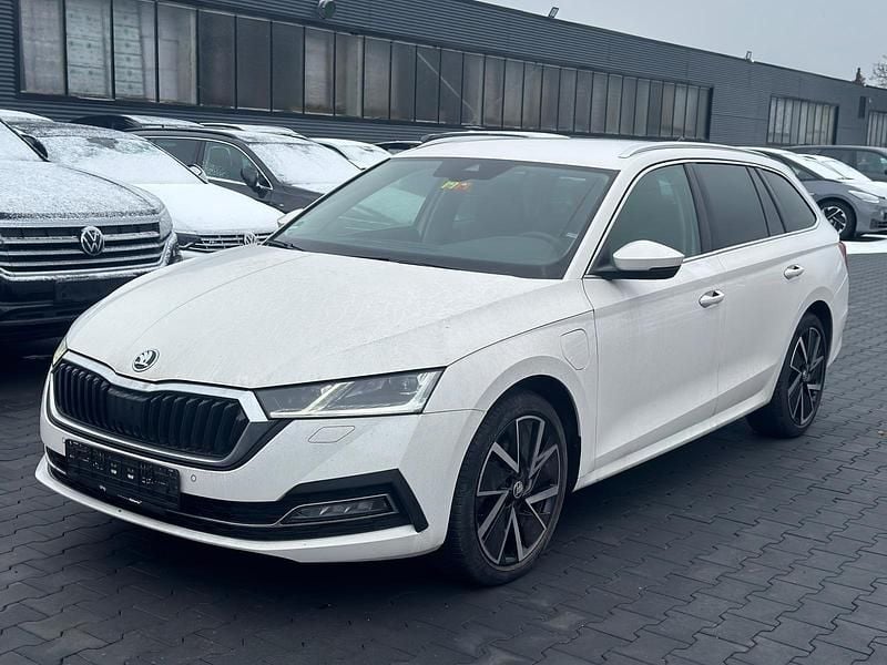 Gebraucht Skoda Octavia First Edition 204 PS (150 kW) 2021 Weiß Kombi