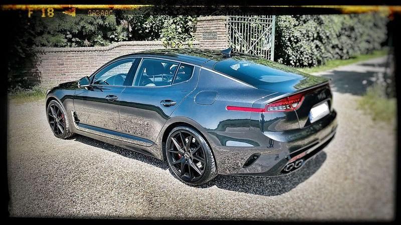 Gebraucht Kia Stinger GT 366 PS (269 kW) 2023 Grau Kleinwagen