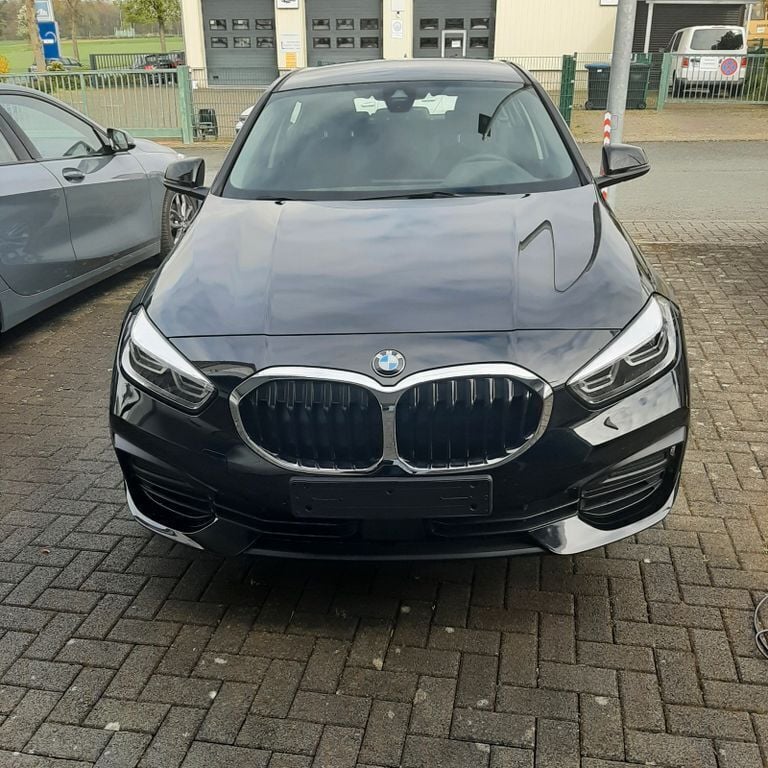 Schwarz Gebraucht 2024 BMW 118 Sport Line Kleinwagen | 24.950 € (Guter Preis) - Bild 1/4