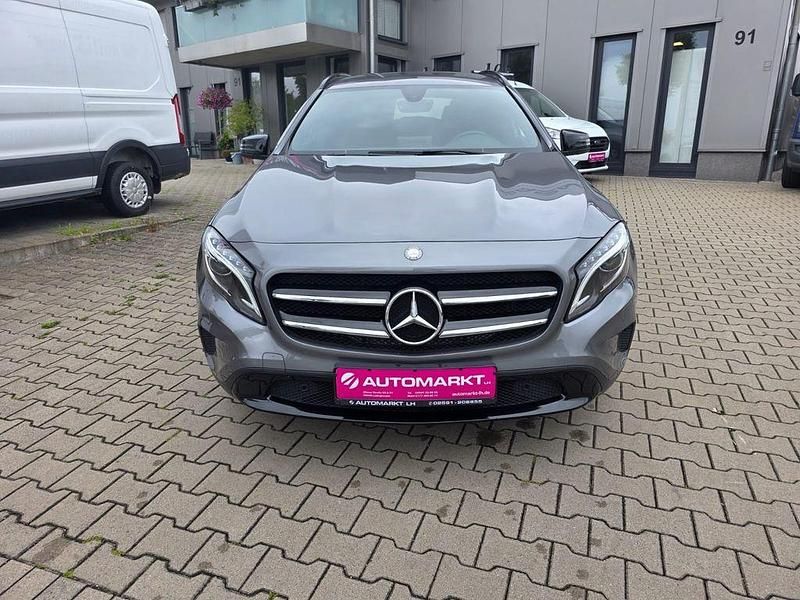 Grau Gebraucht 2016 Mercedes GLA180 Urban SUV | 19.990 € (Fairer Preis) - Bild 1/4