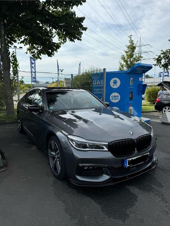 Grau Gebraucht 2017 BMW 730 Sport Line Limousine | 33.000 € (Fairer Preis) - Bild 1/4