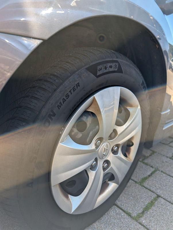 Gebraucht Hyundai i30 90 PS (66 kW) 2012 Grau Limousine