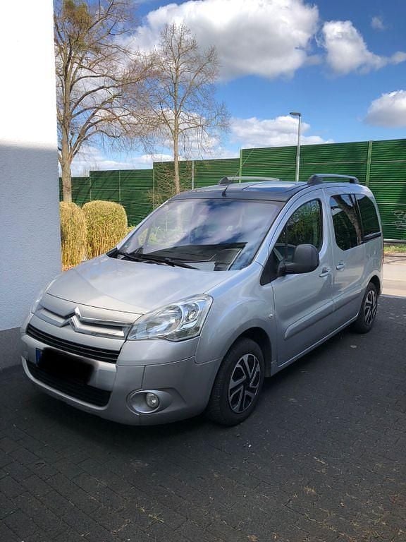 Grau Gebraucht 2009 Citroën Berlingo Exclusive Van / Kleinbus | 3.285 € (Fairer Preis) - Bild 1/4