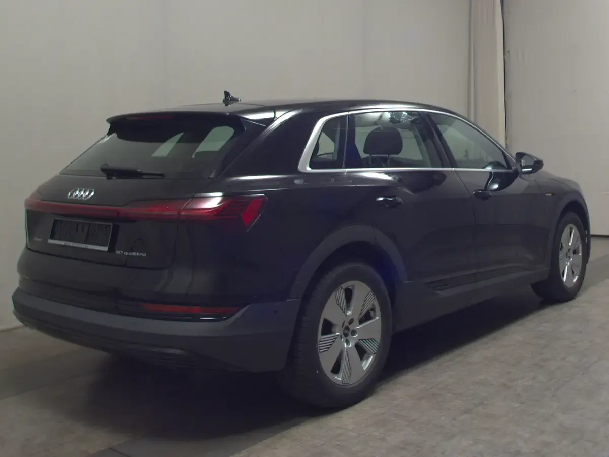 Gebraucht Audi e-tron Basis 230 kW (313 PS) 2021 Schwarz SUV
