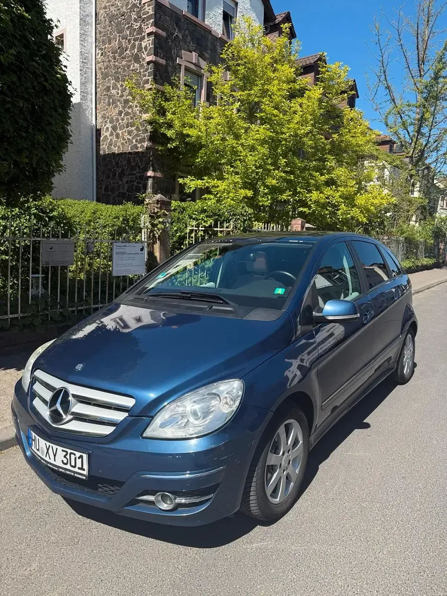 Gebraucht Mercedes B200 140 PS (102 kW) 2010 Blau Van / Kleinbus