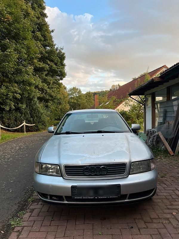 Grau Gebraucht 1998 Audi A4 Limousine | 500 € (Superpreis) - Bild 1/4