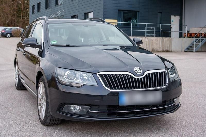 Gebraucht Skoda Superb Ambition 140 PS (102 kW) 2014 Schwarz Kombi