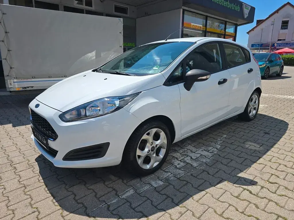 Gebraucht Ford Fiesta Ambiente 60 PS (44 kW) 2014 Weiß Kleinwagen