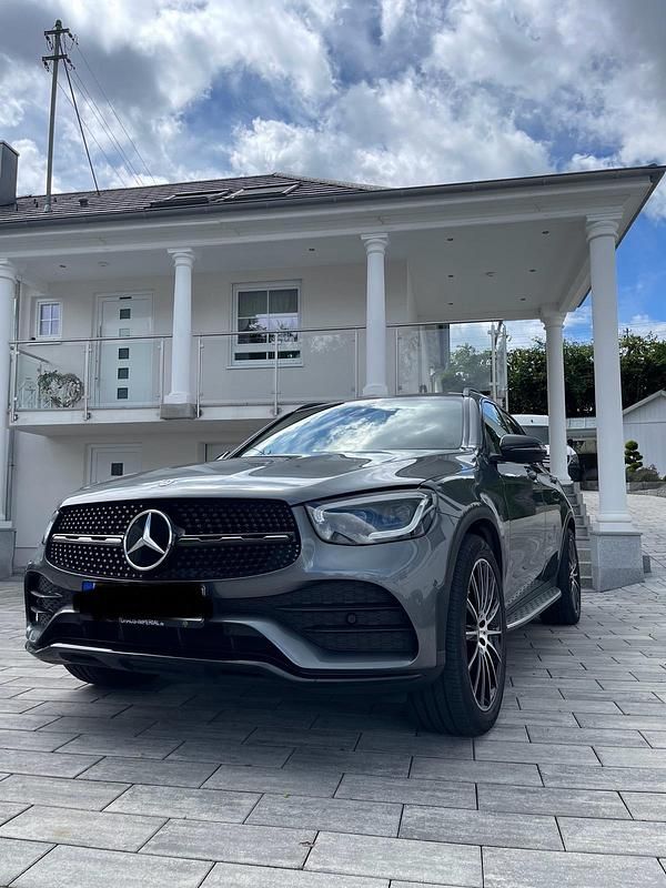 Grau Gebraucht 2020 Mercedes GLC220 AMG line SUV | 34.500 € - Bild 1/4