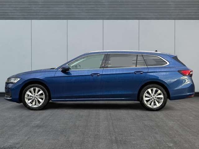 Atlantikblau metallic Neu 2024 Skoda Superb Selection Kombi | 37.480 € (Guter Preis) - Bild 1/4