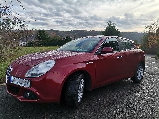 Rot Gebraucht 2011 Alfa Romeo Giulietta Kleinwagen | 6.200 € (Fairer Preis) - Bild 1/4
