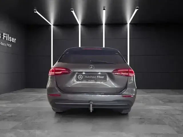 Gebraucht Mercedes B180 Style 136 PS (100 kW) 2021 Grau Kleinwagen