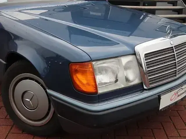 Gebraucht Mercedes E200 136 PS (100 kW) 1991 Blau Limousine
