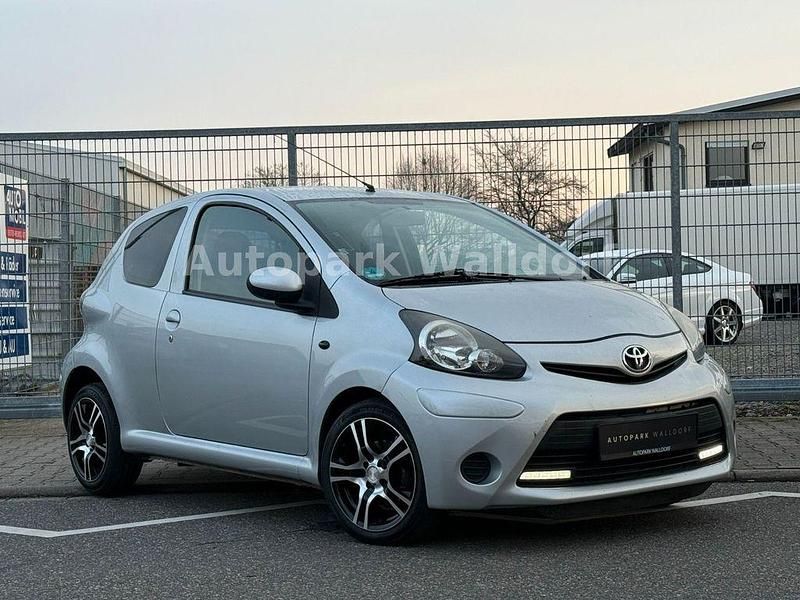 Gebraucht Toyota Aygo Cool 68 PS (50 kW) 2013 Silber Kleinwagen