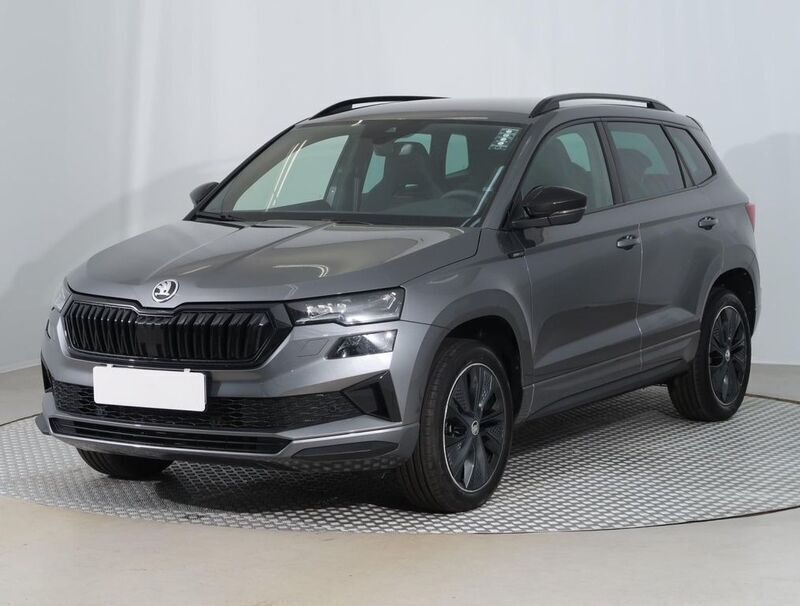 Graphitegrau metallic Gebraucht 2024 Skoda Karoq SportLine SUV | 31.440 € (Fairer Preis) - Bild 1/4