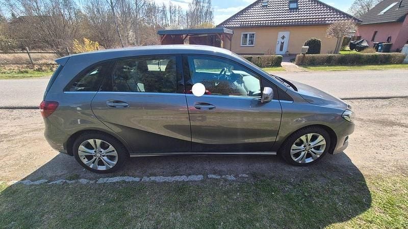 Gebraucht Mercedes B220 184 PS (135 kW) 2016 Schwarz Van / Kleinbus