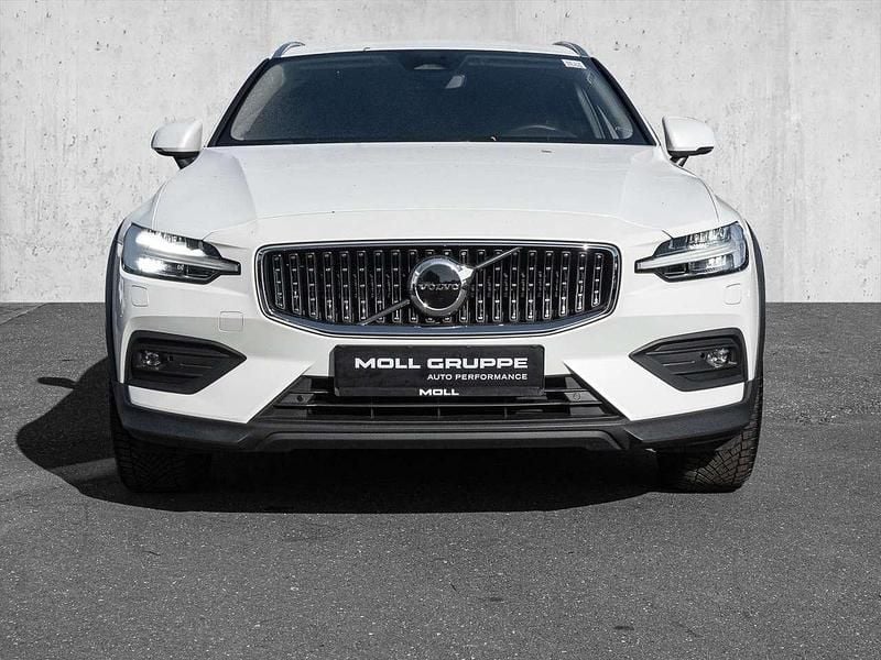 Gebraucht Volvo V60 CC Plus 197 PS (144 kW) 2024 Crystal white pearl / metallic Kombi