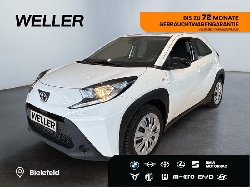 Weiss Gebraucht 2023 Toyota Aygo X-play Kleinwagen | 14.490 € (Fairer Preis) - Bild 1/3