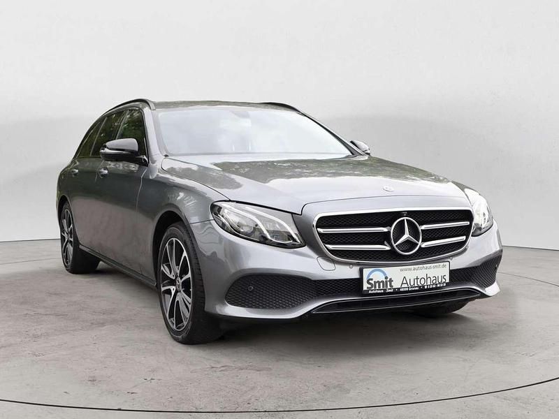 Selenitgrau metalliclack Gebraucht 2017 Mercedes E200 Avantgarde Kombi | 19.500 € (Fairer Preis) - Bild 1/4