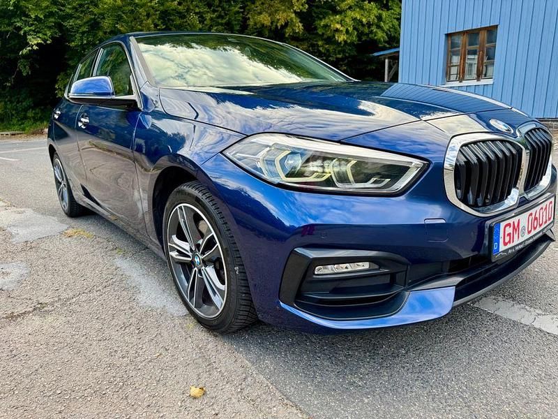 Blau Gebraucht 2019 BMW 118 Sport Line Kleinwagen | 17.999 € (Etwas zu teuer) - Bild 1/4