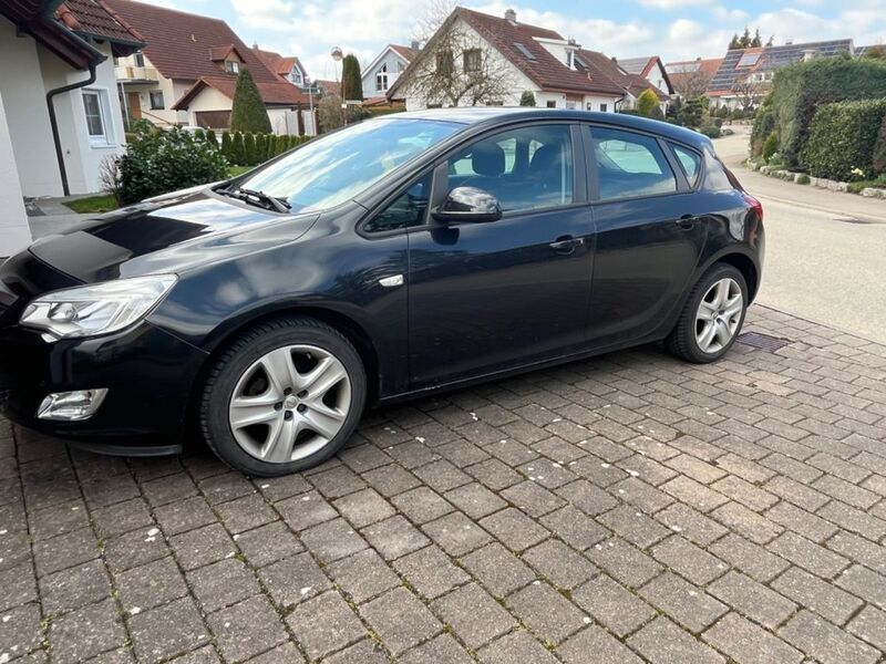 Schwarz Gebraucht 2012 Opel Astra Edition Limousine | 4.899 € (Fairer Preis) - Bild 1/4
