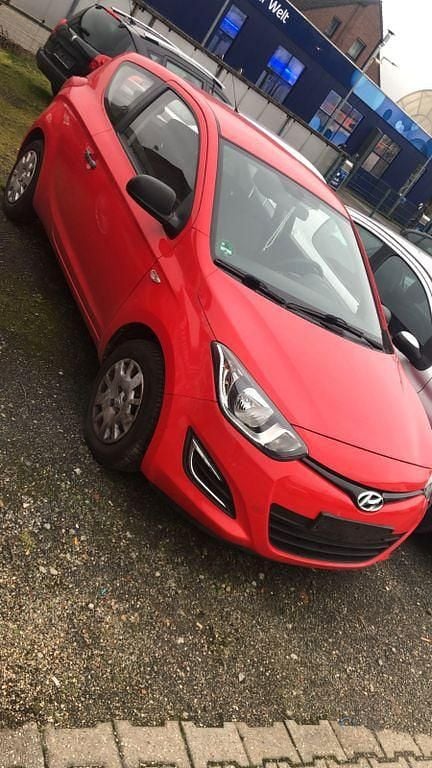 Gebraucht Hyundai i20 Edition 86 PS (63 kW) 2013 Rot Kleinwagen